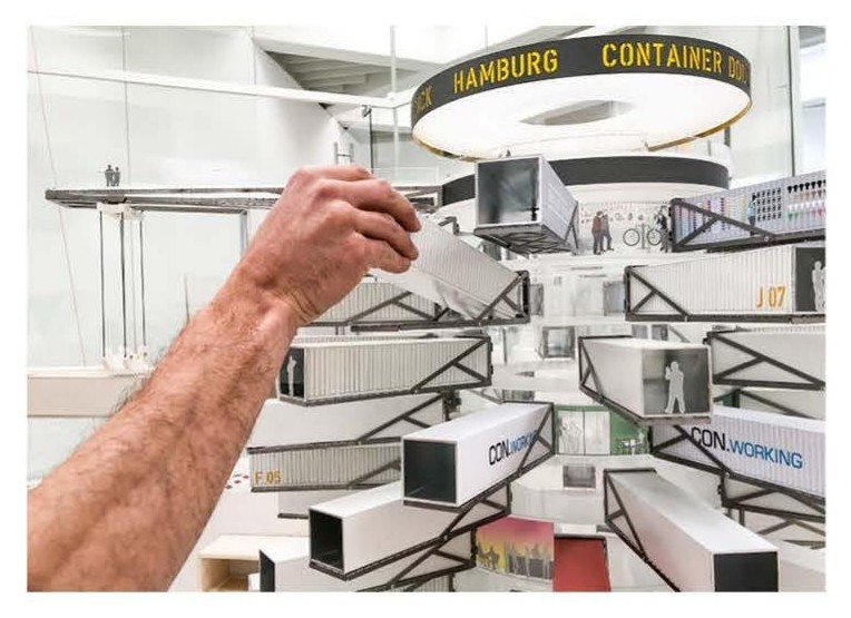 Assemblage d'une maquette en atelier